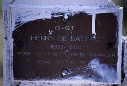 Archipel-des-Comores;-Cimetière;-Détail;-France;-Henry-de-Balzac;-Histoire;-Inscription;-Kaleidos;-Kaleidos-images;-La-parole-à-limage;-Laurent-Abad;-Mayotte;-Océan-Indien;-Plaque-funéraire;-Stories-Pictures